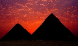 cielo rosso su piramidi