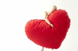 cuscino a cuore con giocattolo