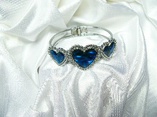 anello di cuori blu