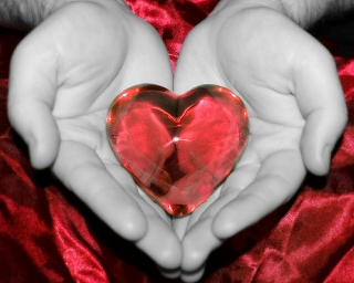 cuore di vetro tra le mani