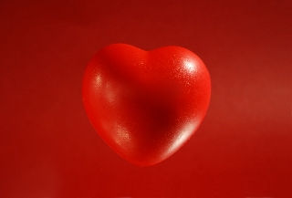 cuore rosso in sfondo rosso