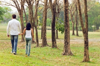 passeggiare insieme mano nella mano