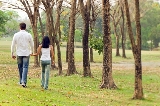 passeggiare insieme mano nella mano
