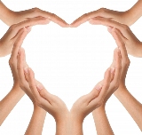 tante mani formano un cuore